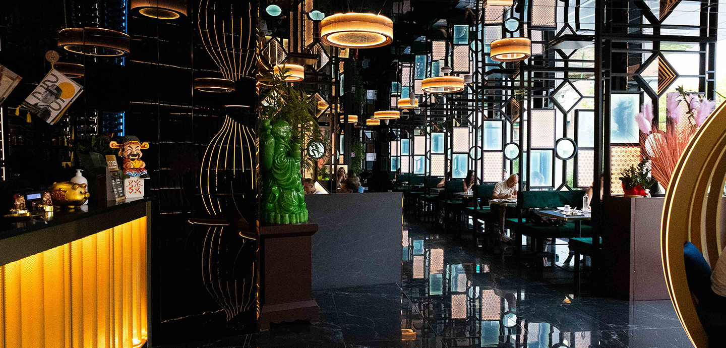 MODO restaurant bar and illuminated ceiling